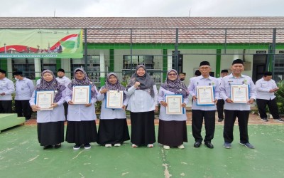 Enam Guru MIN 9 Jakarta Selatan Terima Satyalencana Karyasatya XX Tahun